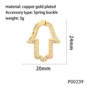 Vue détaillée du fermoir à ressort Main de Hamsa doré avec zircons et dimensions