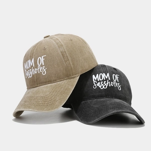 Vintage Baseball-Caps aus Baumwolle mit MOM OF SASSHOLES Print in Khaki und Schwarz