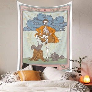 Détail de tapisserie tarot squelette avec écureuil sur un décor de lit douillet