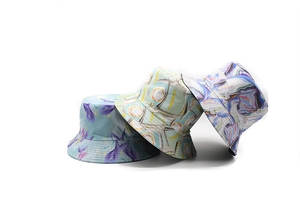 Dettaglio di tre cappelli da pescatore double face con motivi floreali e marmorei