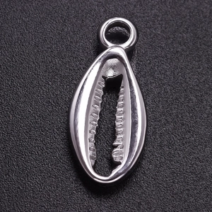 Gros plan d'un pendentif irrégulier en acier inoxydable 304 doré en forme de coquillage