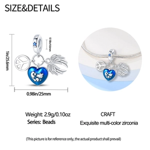 Dettaglio charm cuore globo in argento con segno di pace e ciondoli ad ala e misure