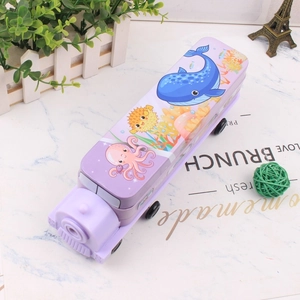 Détail du plumier double couche en métal violet en forme de train avec animaux marins