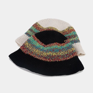 Chapeaux bob faits main en noir et blanc avec motifs de rayures bohèmes colorées