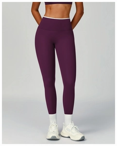 Detailansicht der dunkelvioletten Yoga-Leggings mit hoher Taille und weißem Rand