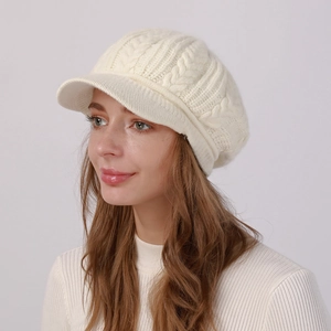 Detalle de textura de punto de ochos en gorra con visera blanco crema y forro polar