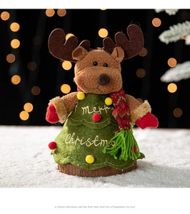 Renne de Noël en peluche avec robe sapin vert et broderie Merry Christmas sur socle