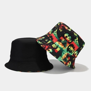Dettaglio del cappello a secchiello reversibile con lato nero e stampa graffiti