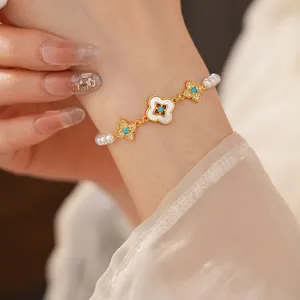 Bracciale placcato oro 18k con catena di perle, ciondoli a quadrifoglio e madreperla