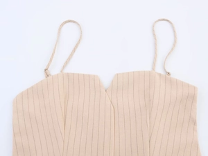 Détail du caraco à rayures beige montrant la texture du tissu et les bretelles