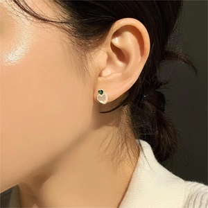 Elegant 925 sterling silver heart earrings with green zircon and shell pearl in gold