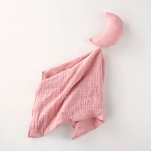 Dettaglio della copertina per neonati in mussola di cotone rosa con luna peluche