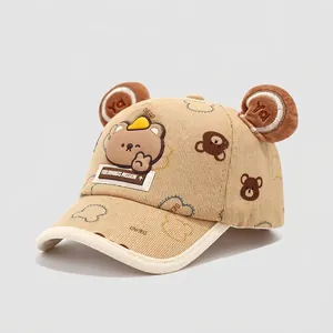 Detalle de gorra infantil de pana caqui con orejas de oso 3D y bordado decorativo