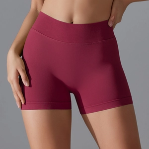 Détail du short de yoga sans couture bordeaux à taille haute avec texture côtelée et gainante