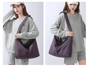 Dettaglio di una grande borsa tote in tela di cotone viola vista laterale su modella