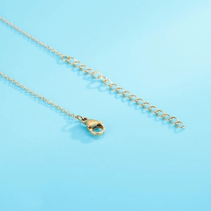 Detail of the golden stainless steel necklace featuring a secure lobster clasp and extender