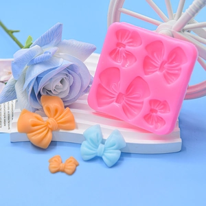 Rosa Silikonform mit vier Schleifenmotiven für Fondant, Schokolade und Tortendeko