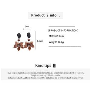 Détails des boucles d'oreilles fleurs en résine ambrée avec dimensions de 8,5 cm