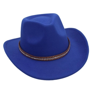 Dettaglio cappello da cowboy in feltro blu reale con fascia decorata di strass argento
