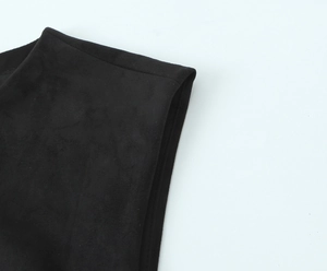 Détail de la robe courte en suédine noire montrant la texture du tissu et la couture d'épaule