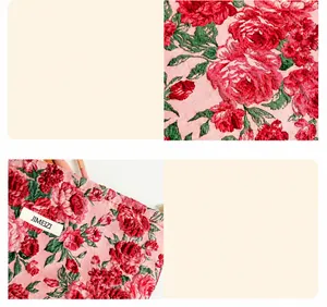 Dettaglio macro del tessuto jacquard a rose rosse e cuciture fini su beauty case vintage