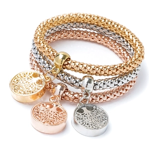 Detailansicht der Lebensbaum-Anhänger an Gold, Silber und Roségold Popcorn-Kettenarmbändern