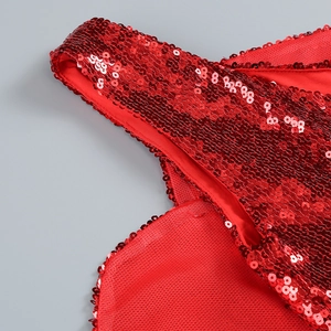 Détail de paillettes rouges avec doublure en maille et coutures de bord lisses