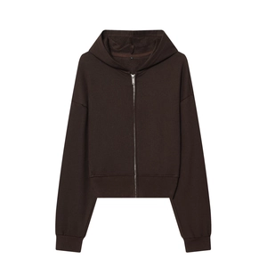 Détail d'un sweat à capuche marron foncé avec poignets côtelés et fermeture éclair en métal