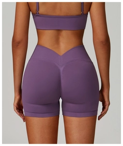 Détail du short de yoga violet taille haute avec couture en V pour un effet galbant