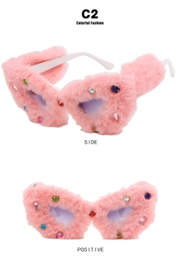 Dettaglio occhiali da sole cat-eye in pelliccia rosa con strass colorati e vista C2