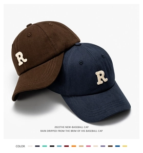 Detail der hochwertigen Baumwolltextur und des gestickten R-Logos auf den Baseballkappen