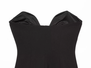 Détail du haut bustier noir montrant la fermeture éclair invisible et la texture du tissu