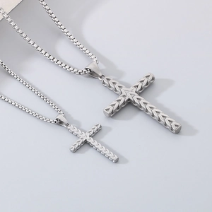 Pendentifs croix en acier rétro avec motif de blé gravé sur chaînes vénitiennes argentées