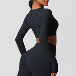 Gros plan d'un ensemble de yoga noir mat montrant la texture respirante et la coupe galbante