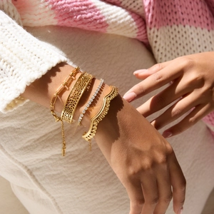 Bracelet Manchette Évidé Vintage Plqué Or 18K Acier Inoxydable Étanche Hypoallergénique Bijoux Pour Femmes