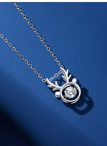 Dettaglio macro della collana renna in argento sterling S925 con moissanite tonda brillante