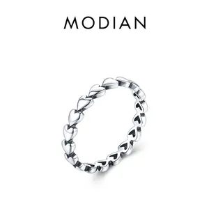 S925 Sterling Silber Ring mit durchgehendem Herz-Muster auf weißem Hintergrund