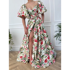 Floral maxi φόρεμα με λαιμόκοψη V, φουσκωτά μανίκια και σκίσιμο σε κομψή μπουτίκ