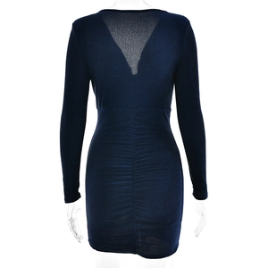 Détail du tissu scintillant bleu marine avec plis sur une robe de soirée à col en V