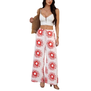 Tenue bohème femme avec haut court blanc et pantalon large à imprimé soleil rouge