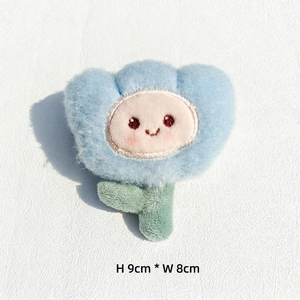 Gros plan d'une tulipe en peluche bleue avec un visage souriant et dimensions de 9x8 cm
