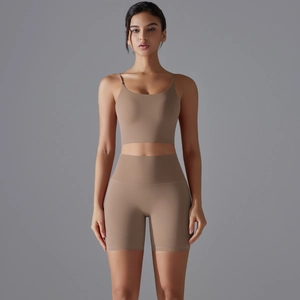Dettaglio del set yoga a vita alta con reggiseno vogatore e pantaloncini color marrone