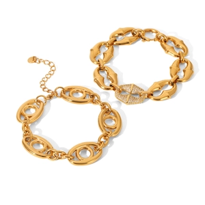 Bracelet chaîne en acier inoxydable plaqué or 18 carats avec zircons sur fond blanc