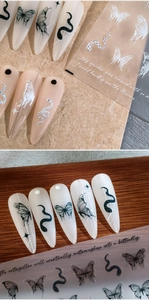 Détail de stickers à ongles mats avec motifs réalistes de papillons et de serpents