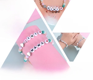 Coffret de bracelets MAMA et MINI en perles de pierre avec cœurs sur carte cadeau