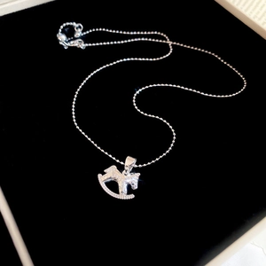 Détail du collier cheval à bascule argenté avec cristal sur velours noir