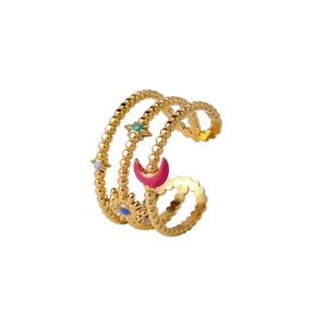 Détail de la bague perlée dorée avec breloques lune, soleil et étoiles colorées