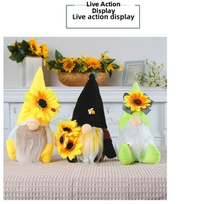 Dettagli di tre gnomi girasole di peluche con texture a maglia e lunghe barbe bianche