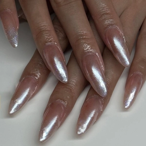Faux ongles amande longs avec finition aurore laser argentée et reflets métalliques