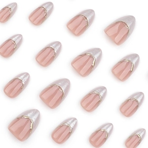 Kurze Mandel-Kunstnägel in Rosa mit silbernen Spitzen und goldener 3D-Linienverzierung